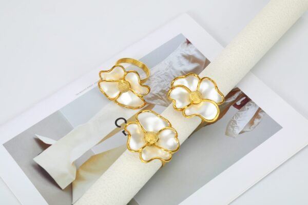 SET DE 4 ANILLOS DE SERVILLETA DORADO DE FLOR / JA3428 / FS006